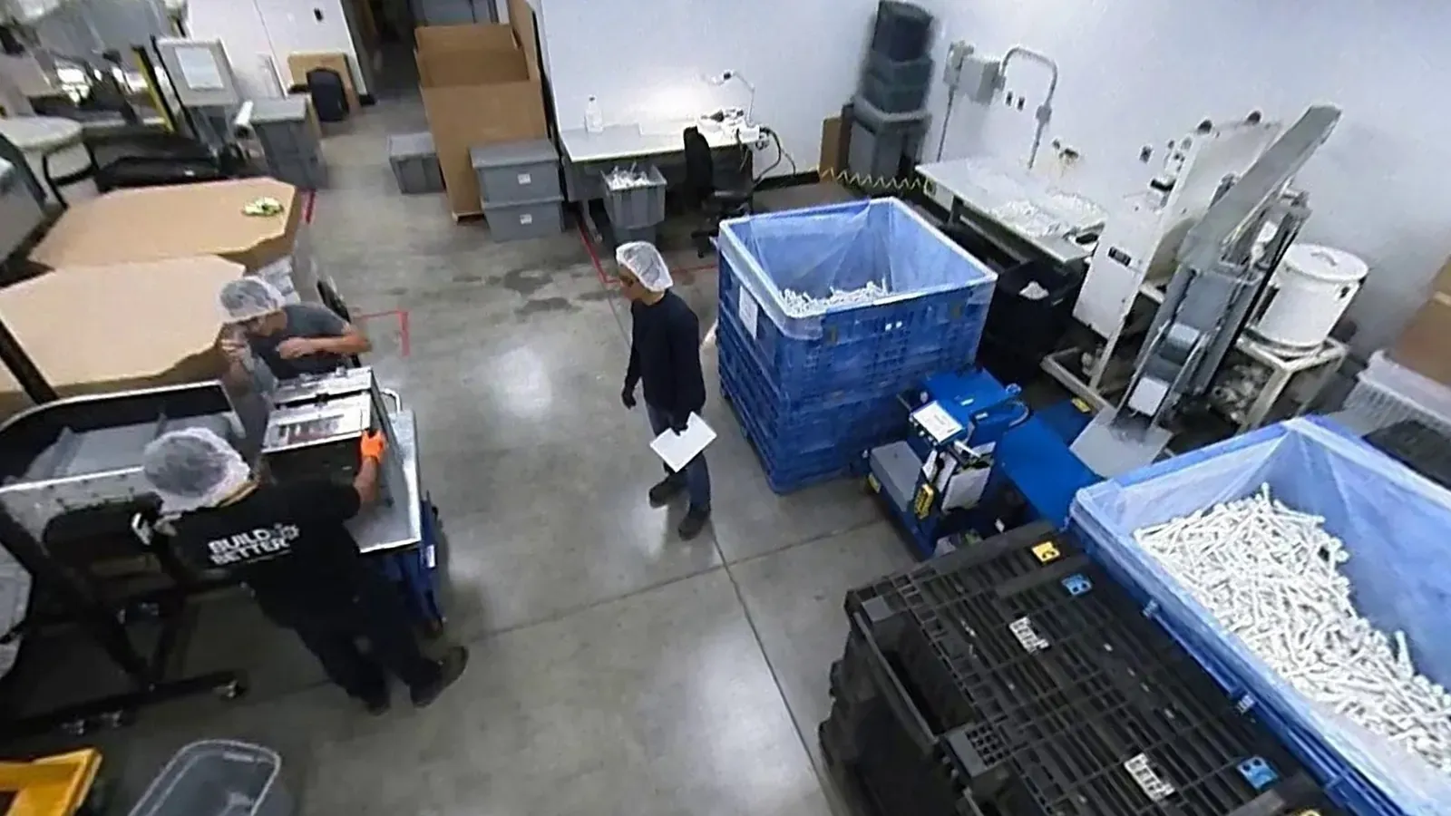 Molding floor with three people detected